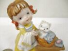 Figurine Pigtail Girl donnant chaton chaton chaton des années 1990 porcelaine 3,75"