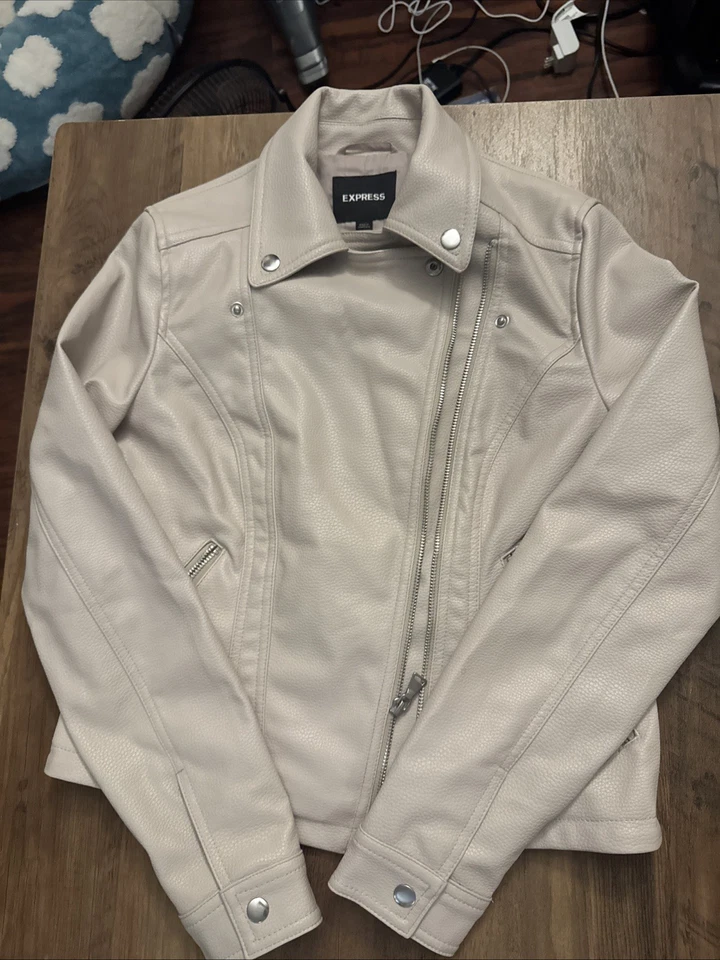 Chaqueta Express de cuero sintético para mujer talla pequeña con cremallera tostada Foto 1 de 4