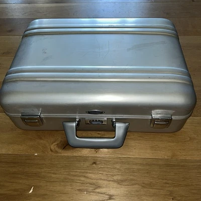 Halliburton Zero 铝制公文包组合锁 18 x 13 x 6 银色 — 第 1/4 张图片