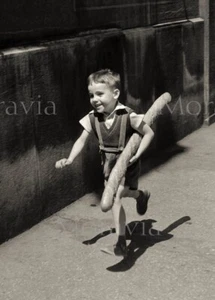 Photographie, "Le petit parisien", 1954 / Hommage à Willy Ronis / 15 x 20 - Bild 1 von 1