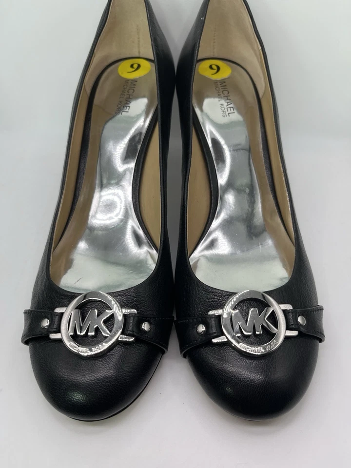 Zapatos de salón/tacones negros Michael Kors con logotipo plateado punta redonda talla 9 + gorro gris pompón Foto 1 de 4