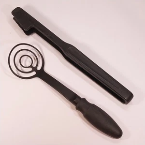 Utensilios de nailon negro Pampered Chef - Batidor Mix N Masher y pinzas dentadas para servir - Imagen 1 de 15