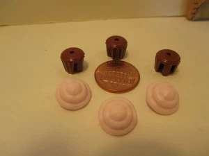 Playmobil food SET OF THREE IDENTICAL BROWN CUPCAKES W/ PALE PINK ICING - Picture 1 of 3