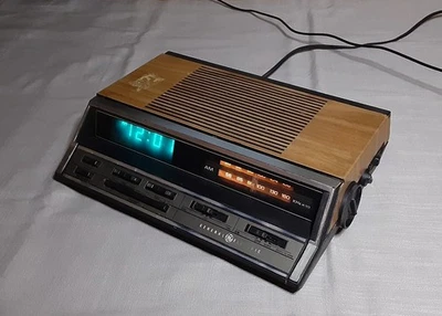 Vintage General Electric GE 1970s AM/FM Radio Alarm Clock NO. 7-4888A Digital - Image 1 of 4