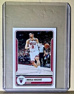 2023-24 Nikola Vučević Panini NBA Baloncesto #157 Pegatina Chicago Bulls - Imagen 1 de 2