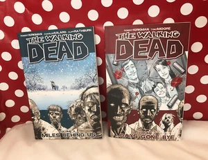Lote de libros de The Walking Dead volumen 1 2010 Days Gone Bye y 2 millas detrás de nosotros 2009 - Imagen 1 de 12