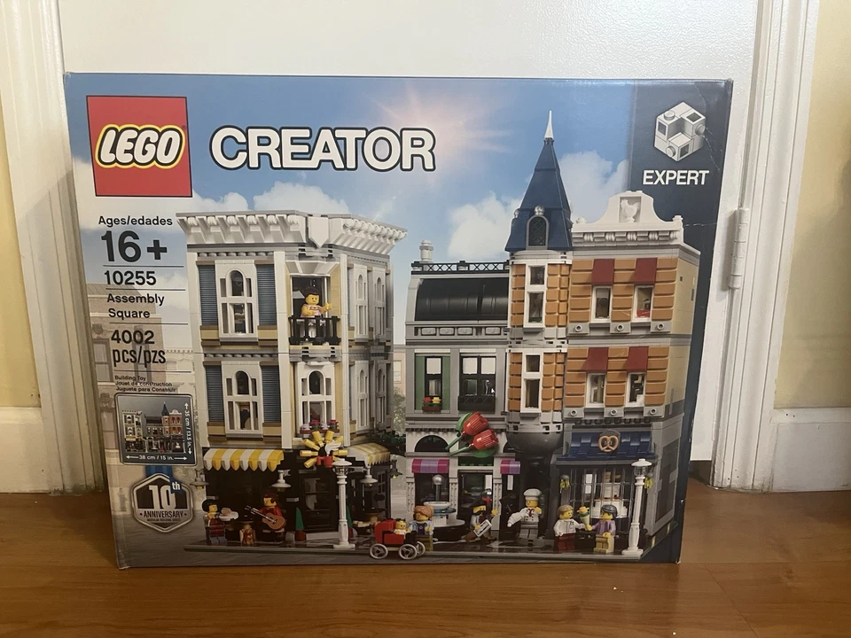 LEGO CREATOR: Assembly Square (10255) Retired  - Image 1 of 2
