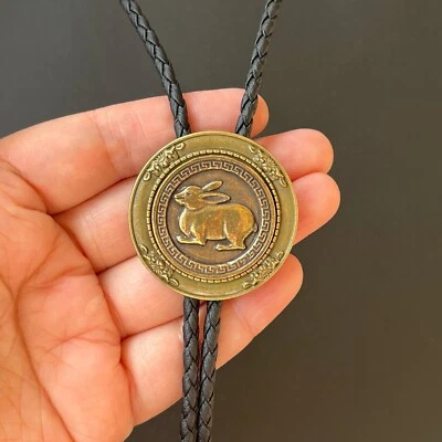 Collar de boda redondo de latón con relieve de conejo Balo Bolo corbata de cuero PU negro Foto 1 de 4