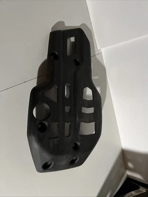 Нижняя защитная пластина обтекателя Triumph Tiger 800 2011–2017 годов 2307233 - Изображение 1 из 4