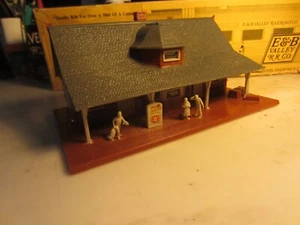 HO train buildings; A very nice train station with figures - Picture 1 of 4