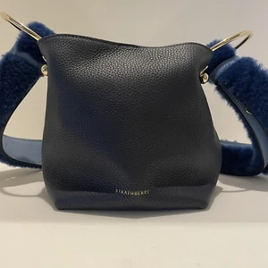 Bolso de hombro STRATHBERRY LANA NANO Bucket con correa de piel usado excelente - Imagen 1 de 22