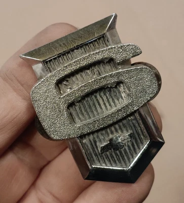 63 Belair Biscayne 62-64 Nova guardabarros delantero I-6 en línea seis cromo emblema moldura Foto 1 de 3