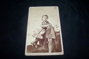 Antigua foto vintage de muñeca CDV del siglo XIX de niña de 3 años - Imagen 1 de 1