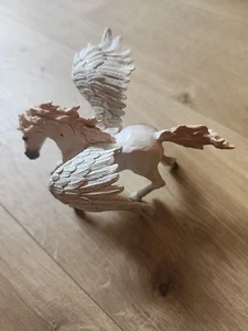 2007 White Pegasus Safari Ltd. Mythical Realms Figure Flying Horse Mare Wings - Picture 1 of 8