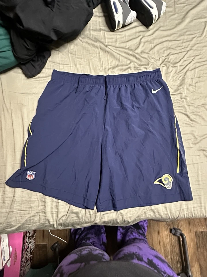 Pantalones cortos emitidos por el equipo de práctica de campo Nike pertenecientes a Casanova mckinzy Foto 1 de 3