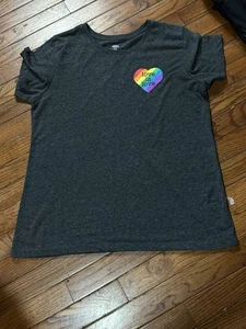Celebrate Pride Rainbow Heart Love Is Love Camiseta Gris Mujer Talla L - Imagen 1 de 2