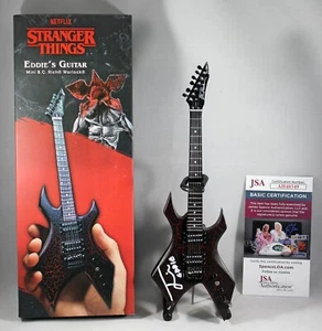 MINI B.C. JOSEPH QUINN STRANGER THINGS EDDIE MUNSON FIRMADO GUITARRA RICH + JSA certificado de autenticidad - Imagen 1 de 3