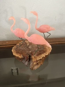 Escultura vintage de flamenco rosa sobre madera burl de John Perry - Imagen 1 de 1