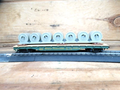 Mantua H0 Scale 40' Great Northern 42953 Model Railroad Skid Car & Coils Load - Image 1 of 4