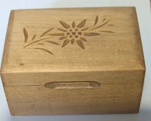 small floral carved wooden treen trinket box - Picture 1 of 6