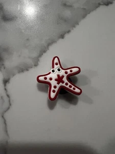 Cartoon weiß/rot Stern Fisch Crocs Charm 1 Stck. Kostenloser Versand! Seestern Kostenloser Versand - Bild 1 von 1