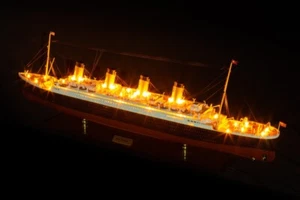 Seacraft Gallery RMS Titanic 100cm LED lights Cruise Model - Special Edition - Picture 1 of 13