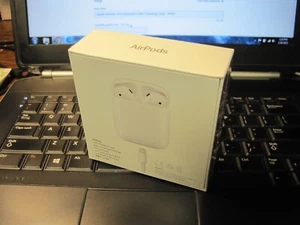 Apple AirPods 2. Generation mit Ladeetui - weiß neu, versiegelt mit Quittung - Bild 1 von 9