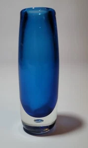 8 Inch Hand Blown Glass Vase Signed Suzanne Kindland '95 - Picture 1 of 5