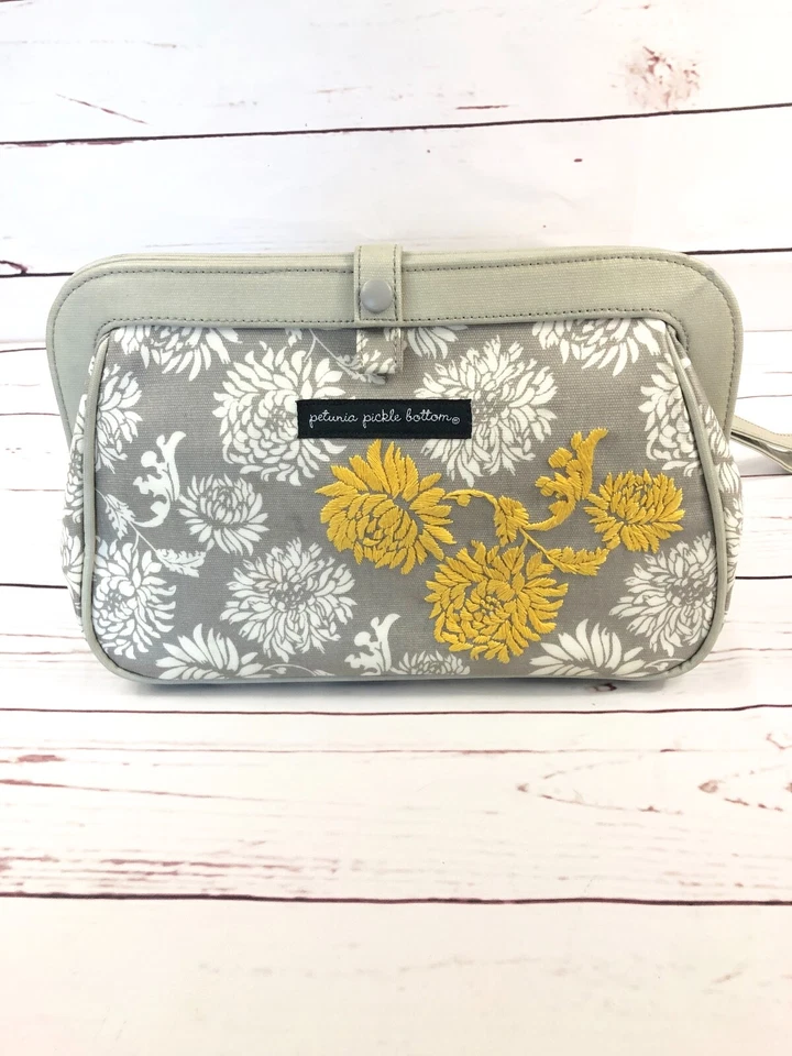 Cartera sin asas Petunia Pickle Bottom pañal gris y amarillo floral cross town Foto 1 de 4