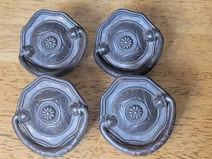 4 tiradores antiguos de cajón de fianza con escudo decorativo de latón estampado montaje central de 2" - Imagen 1 de 7