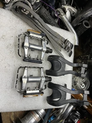 Pedais de plataforma vintage Tioga Surefoot VI prata alumínio + gaiolas Tioga Toe - Imagem 1 de 4