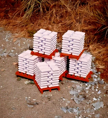 Pallets of white Sacks brown pallet Z Gauge 1:220 Scale Model Railway (6 Pack) - Image 1 of 4