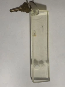 Vintage durchsichtig Plexiglas Hotel Motel Zimmer Schlüsselanhänger mit Schlüssel 6 3/4" lang #XGA - Bild 1 von 2