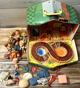 Konvolut Vintage 60er Mattel Liddle Kiddle Klub Zubehör 10 Puppen Koffer Kleidung - Bild 1 von 14