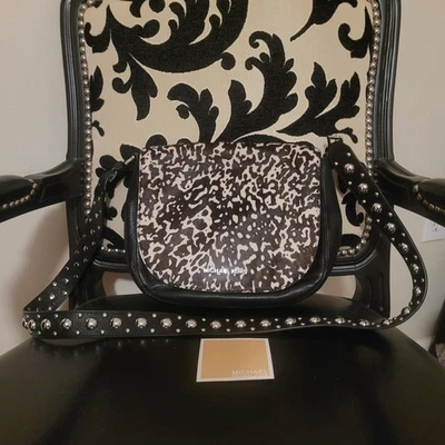 Bolso de montar Michael Kors de cuero/becerro con estampado de animales/cuerpa bandolera con tachuelas correa Foto 1 de 4