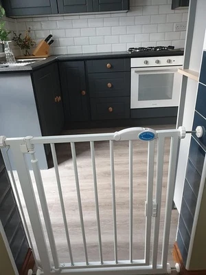 Bettacare Automatisch Schließendes Treppengitter 68.5-75cm Weiß Metall - Bild 1 von 4