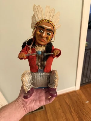 Baterista a batería de los Alpes Indian Joe Chief Nativo Americano años 60 Japón leer Foto 1 de 4