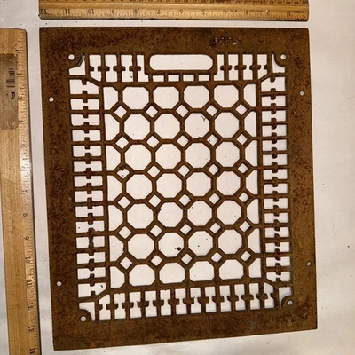 Grelha de registro de ventilação de piso de ferro fundido antiga 13 7/8” X 11 7/8” - Imagem 1 de 3