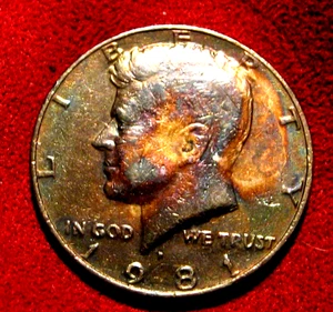 1981-P KENNEDY HALF DOLLAR TONED ( GREAT GIFT ) - Picture 1 of 3