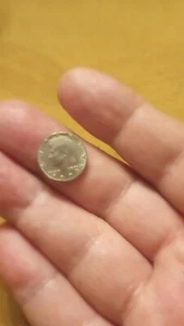 Moneda/ficha de medio dólar Kennedy 1973 miniatura - ¡BONITA!! - Imagen 1 de 7