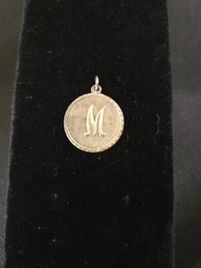 Silber Runder Buchstabe "M" Initiale Scheibe Charm 1/2" x 1/2" Rund Keine Kette - Bild 1 von 2