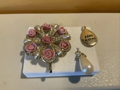 2006 Avon Set/3 Pink Bisque Rose Goldtone Brooch Pendants Faux Pearl 1.5” NEW - Image 1 of 2
