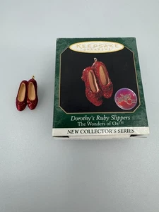 Vintage Dorothy's Ruby Slippers Wonders of Oz Miniature Hallmark Keepsake 1998 - Foto 1 di 15