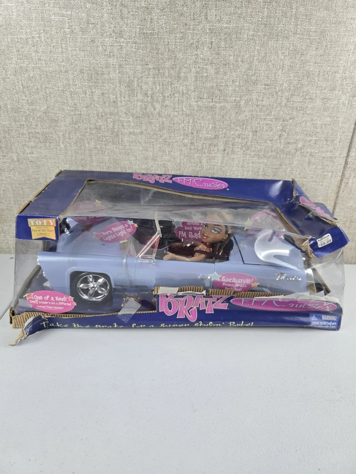 DE COLECCIÓN 2003 BRATZ F.M. Muñeca de entretenimiento Cruiser Blue Car MGA nueva sellada LEER Foto 1 de 4