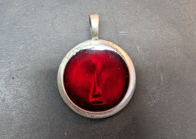 Colgante BICO Australia Visage Face of Knowledge Resina Peltre Tribal ROJO Desgaste Foto 1 de 2