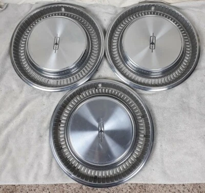 (3) TRÊS 71 72 73 OLDSMOBILE DELTA 88 CALOTAS CALOTAS TAMPAS DE RODA DRIVER COND - Imagem 1 de 4