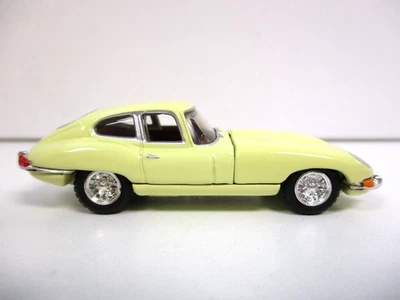 HOT WHEELS - CUPÉ JAGUAR XKE (AMARILLO) - PILOTOS REALES Foto 1 de 4