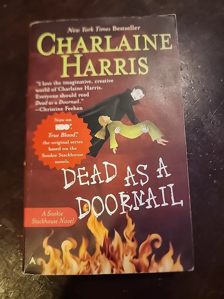 Dead As a Doornail by Charlaine Harris (2006, Library Binding) Foto 1 de 1
