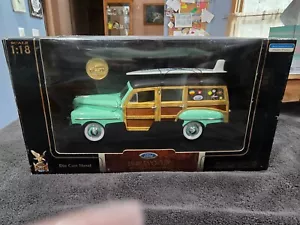 Signature Series 1948 Woody 1:18 Teal, wood with surfboard - Picture 1 of 7