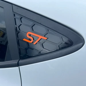Mk8/8.5 Fiesta ST (5-Türer) 4D Heckscheibeneinsätze (Paar) orange ST Logo - Bild 1 von 2